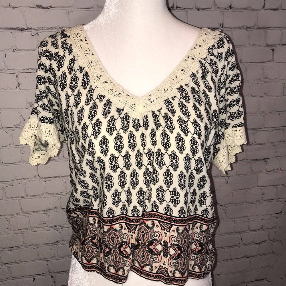 Cream Colored With Lace Trim Patterned V-Neck Short Sleeve Blouse Size Medium
